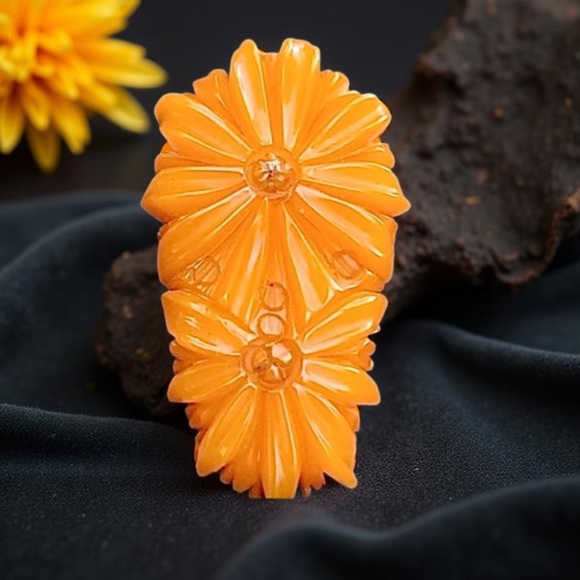 Vintage Bakelite butterscotch Carved flower clip made 1930 beautiful design - Picture 5 of 16